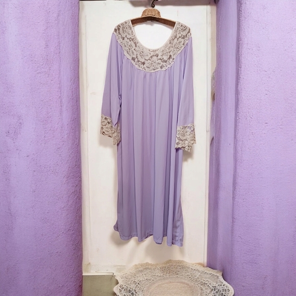 Vintage Lavender Gown with Beige Lace Trim Polyester Nylon RARE Color & Size - Picture 1 of 5